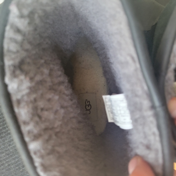 Mens UGG winter boots. - Picture 6 of 6